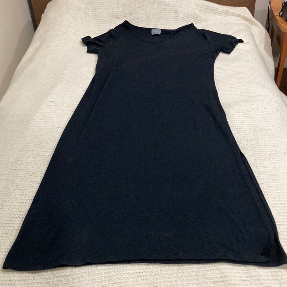 Women’s stretchy black V-neck midi dress